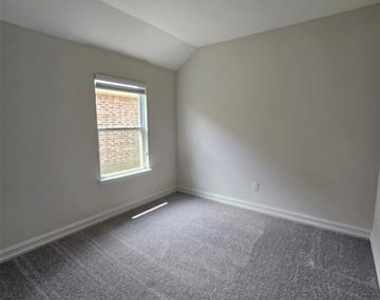 3105 Euclid Way - Photo Thumbnail 14