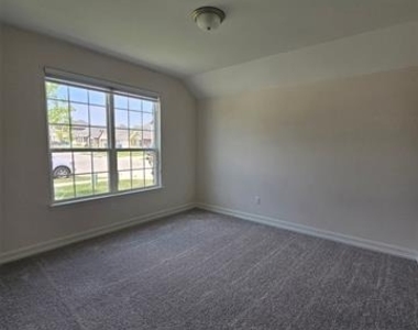 3105 Euclid Way - Photo Thumbnail 9