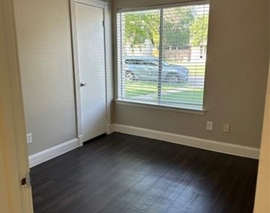 2109 Cedarcrest Drive - Photo Thumbnail 6