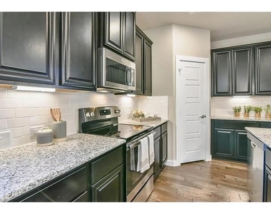 2305 Paxton Way - Photo Thumbnail 5