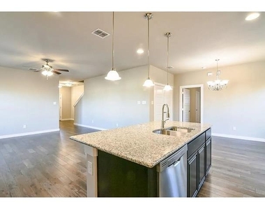 2305 Paxton Way - Photo Thumbnail 4