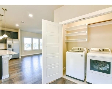 2305 Paxton Way - Photo Thumbnail 7