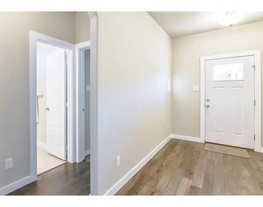 2305 Paxton Way - Photo Thumbnail 8