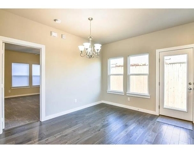 2305 Paxton Way - Photo Thumbnail 6
