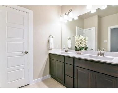 2305 Paxton Way - Photo Thumbnail 21