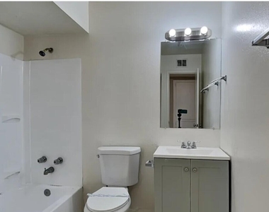5611 N 65th Avenue - Photo Thumbnail 14
