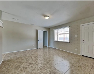 5611 N 65th Avenue - Photo Thumbnail 5