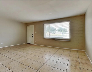 5611 N 65th Avenue - Photo Thumbnail 2