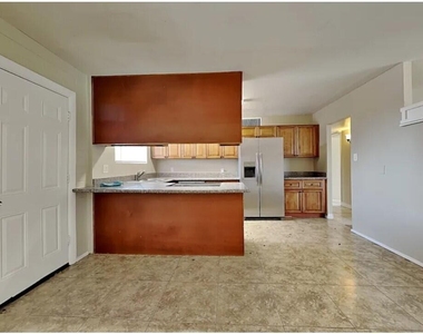 5611 N 65th Avenue - Photo Thumbnail 4