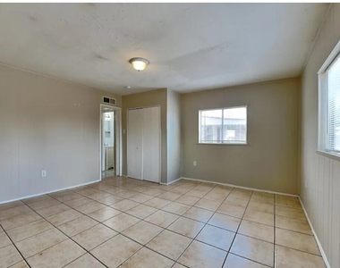 5611 N 65th Avenue - Photo Thumbnail 7