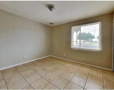 5611 N 65th Avenue - Photo Thumbnail 10