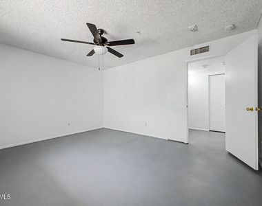 4401 S Rita Lane - Photo Thumbnail 14