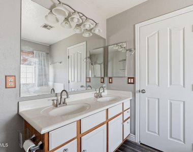 115 W Mountain Sage Drive - Photo Thumbnail 30