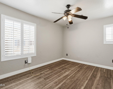 115 W Mountain Sage Drive - Photo Thumbnail 19