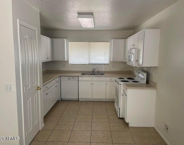 6152 S Sharon Court - Photo Thumbnail 4