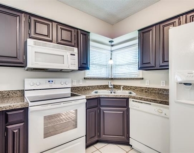 310 Barclay Avenue - Photo Thumbnail 12