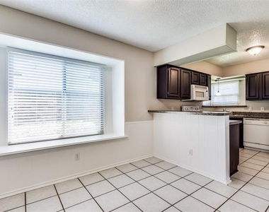 310 Barclay Avenue - Photo Thumbnail 11