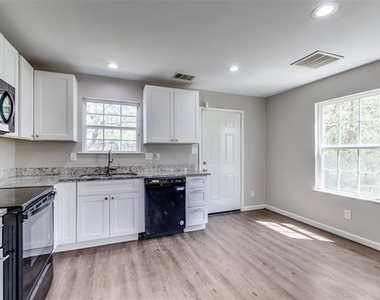 1306 Foley Street - Photo Thumbnail 10