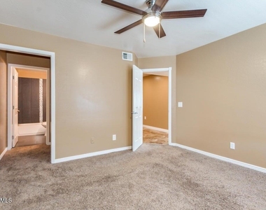 6912 W Devonshire Avenue - Photo Thumbnail 12