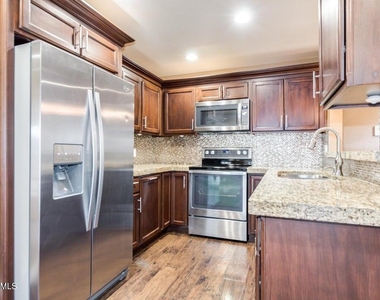 6912 W Devonshire Avenue - Photo Thumbnail 4