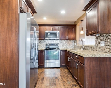 6912 W Devonshire Avenue - Photo Thumbnail 5