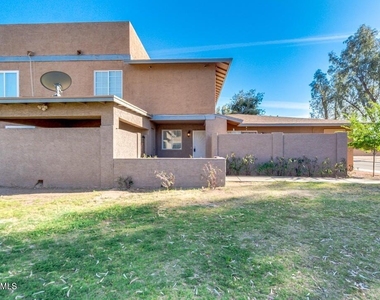 6912 W Devonshire Avenue - Photo Thumbnail 18
