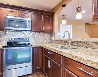 6912 W Devonshire Avenue - Photo Thumbnail 6