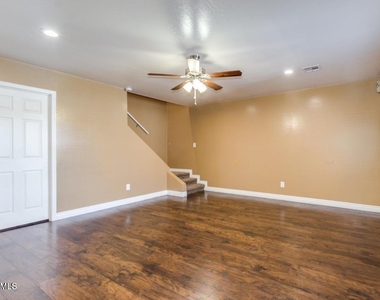 6912 W Devonshire Avenue - Photo Thumbnail 2