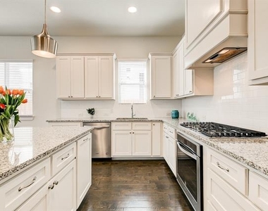 2816 Merrimac Street - Photo Thumbnail 12
