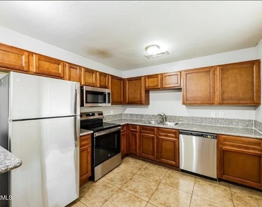 12621 N 37th Drive - Photo Thumbnail 3