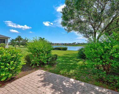 241 Sw Lake Forest Way - Photo Thumbnail 3