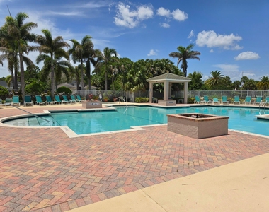 241 Sw Lake Forest Way - Photo Thumbnail 19