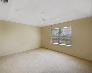 241 Sw Lake Forest Way - Photo Thumbnail 6