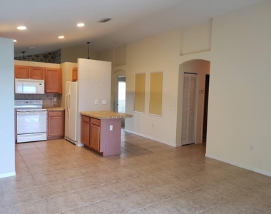 241 Sw Lake Forest Way - Photo Thumbnail 10