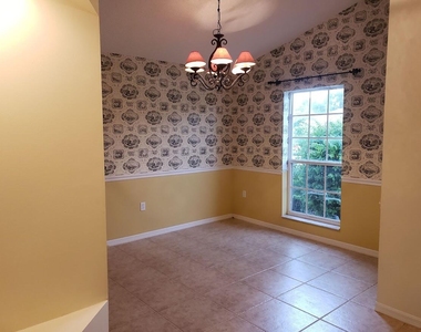 241 Sw Lake Forest Way - Photo Thumbnail 12