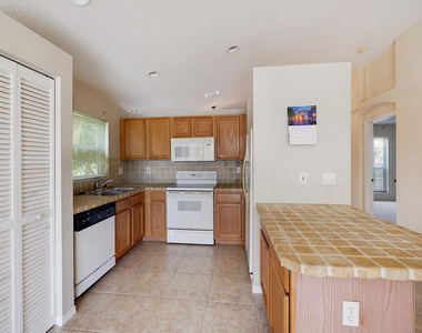 241 Sw Lake Forest Way - Photo Thumbnail 5