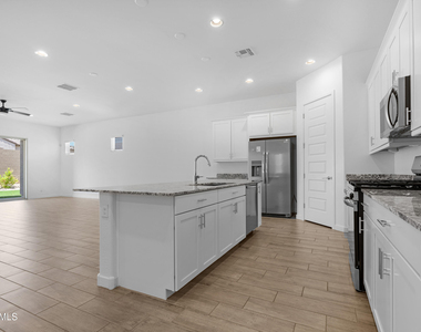 20132 W Catalina Drive - Photo Thumbnail 5