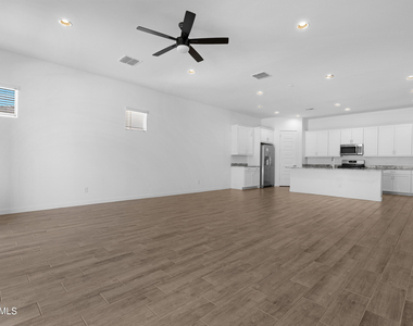 20132 W Catalina Drive - Photo Thumbnail 11