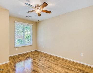 3642 E Horace Drive - Photo Thumbnail 4