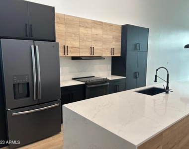 302 W Culver Street - Photo Thumbnail 4