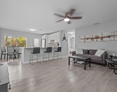 1007 Ne 9th Court - Photo Thumbnail 3