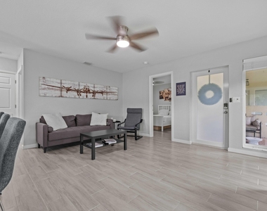 1007 Ne 9th Court - Photo Thumbnail 2