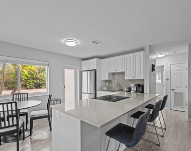 1007 Ne 9th Court - Photo Thumbnail 5