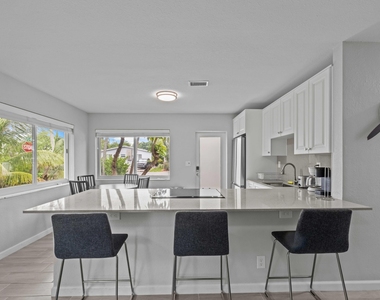 1007 Ne 9th Court - Photo Thumbnail 4