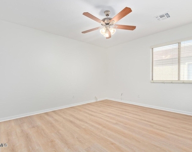 4542 N 111th Drive - Photo Thumbnail 8