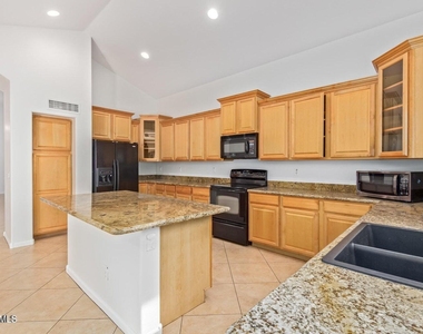 4542 N 111th Drive - Photo Thumbnail 7
