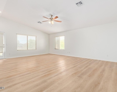 4542 N 111th Drive - Photo Thumbnail 9