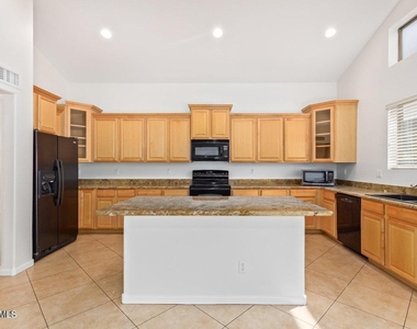 4542 N 111th Drive - Photo Thumbnail 6