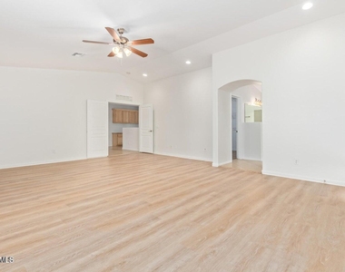 4542 N 111th Drive - Photo Thumbnail 11