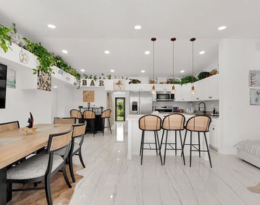 1433 Ne 53rd Court - Photo Thumbnail 2